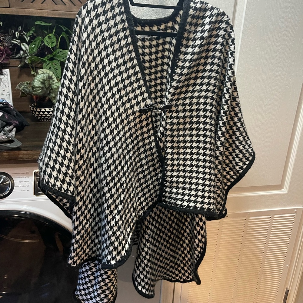 Houndstooth poncho!
